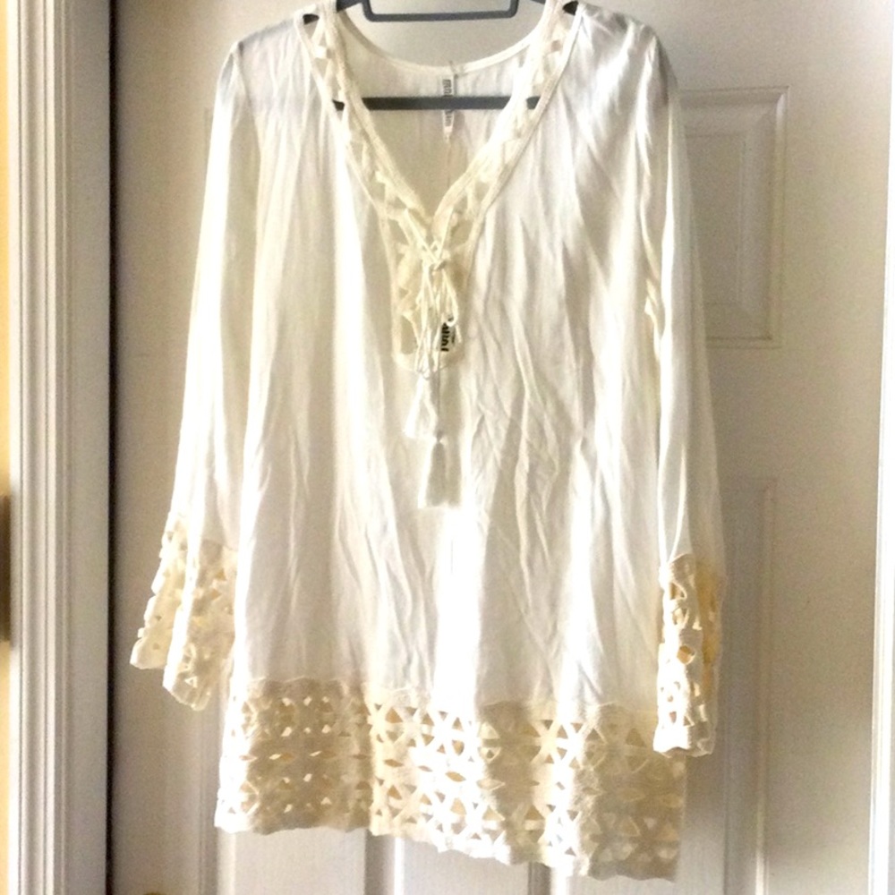 Mono Reno off white embroidered top